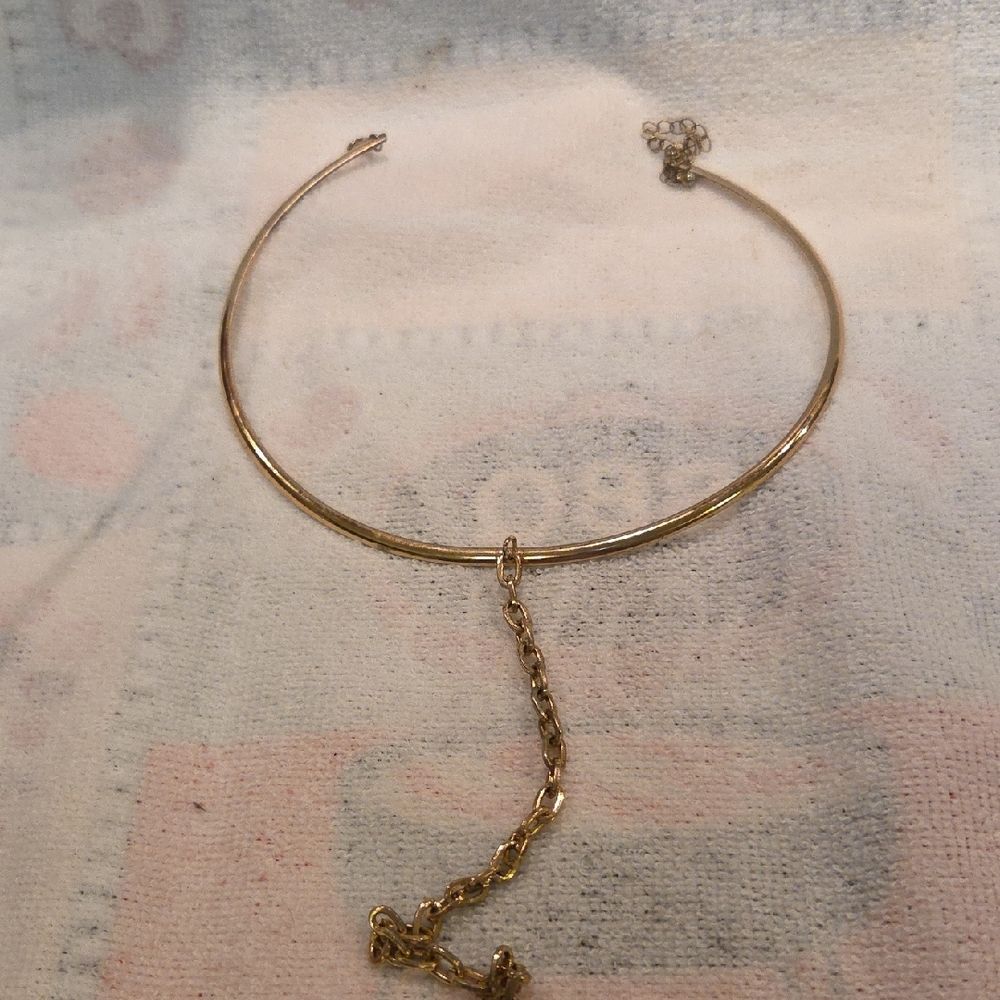 Chic Gold Necklace with Chain Accent
